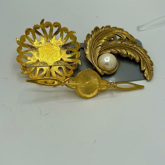 VIntage gold-tone and faux pearl Brooches - Picture 2 of 3